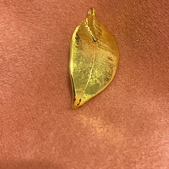Vintage Gold plated leaf pendant - Picture 1 of 3
